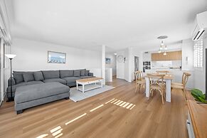Stylish 4-bed Townhouse With Panoramic Ocean Views