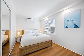 Stylish 4-bed Townhouse With Panoramic Ocean Views