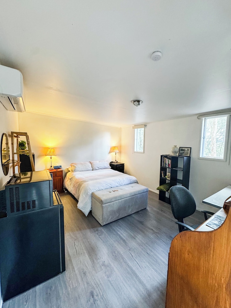 Paterson Skywalk & Bush Bedroom