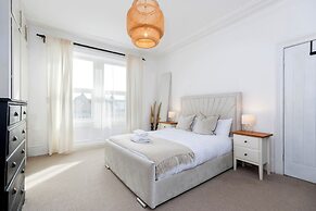 Bright 4-bedroom Maisonette in Gateshead