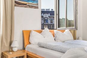 Cozy 2BR Apt Next to Millennium Tower