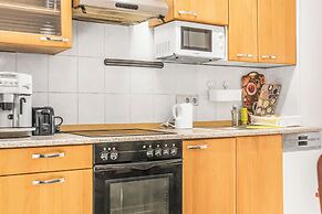 Cozy 2BR Apt Next to Millennium Tower