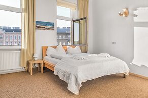 Cozy 2BR Apt Next to Millennium Tower