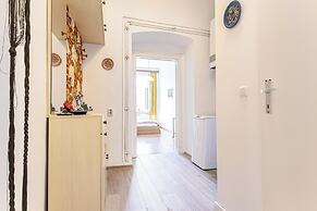 Stylish 2BR Apt Garden Modern Comforts