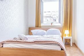Stylish 2BR Apt Garden Modern Comforts
