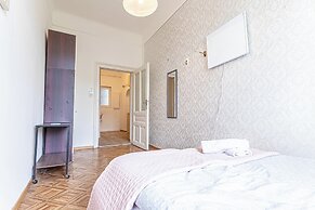Stylish 2BR Apt Garden Modern Comforts