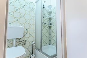 Stylish 2BR Apt Garden Modern Comforts
