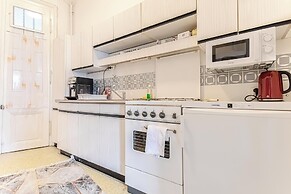 Stylish 2BR Apt Garden Modern Comforts