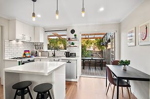 Family Friendly 3-bed With Courtyard & Parking