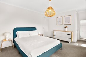 Family Friendly 3-bed With Courtyard & Parking