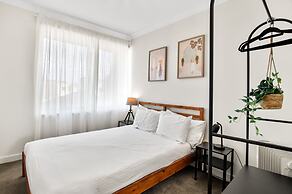 Family Friendly 3-bed With Courtyard & Parking