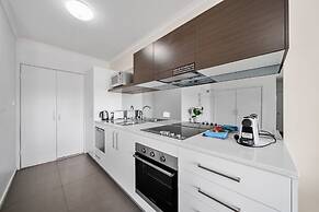 Bright 1-bed Apartment With Balcony