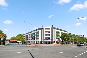 Bright 1-bed Apartment With Balcony
