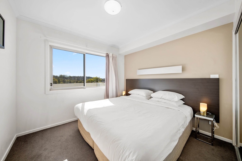 Bright 1-bed Apartment With Balcony
