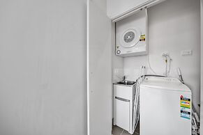 Bright 1-bed Apartment With Balcony