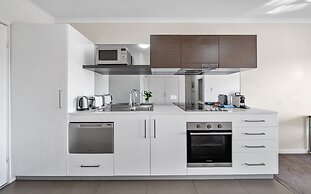 Bright 1-bed Apartment With Balcony