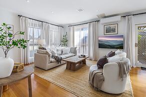 Spacious Family Home With Balcony in Pascoe Vale
