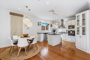 Spacious Family Home With Balcony in Pascoe Vale