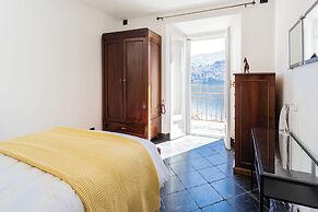 Lovely Apartment Overlooking the Lake