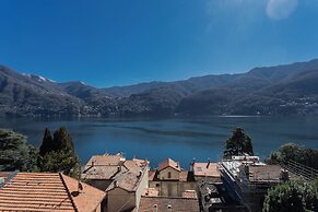 Lovely Apartment Overlooking the Lake