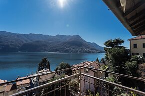 Lovely Apartment Overlooking the Lake