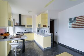 Lovely Apartment Overlooking the Lake