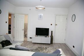 2 Bed Flat - Sleeps 3 - Wifi - Parking