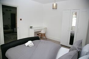 2 Bed Flat - Sleeps 3 - Wifi - Parking