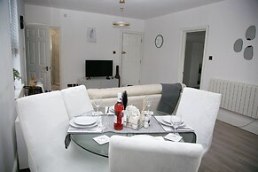 2 Bed Flat - Sleeps 3 - Wifi - Parking