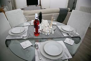 2 Bed Flat - Sleeps 3 - Wifi - Parking