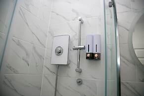 2 Bed Flat - Sleeps 3 - Wifi - Parking