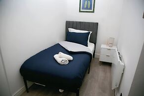 2 Bed Flat - Sleeps 3 - Wifi - Parking