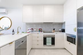 Bay View 2-bedroom Apartment With BBQ
