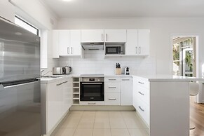 Seaside 1-bed Stay Near Cafes & Attractions
