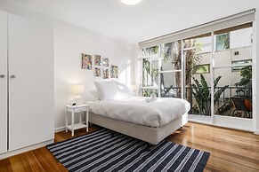 Seaside 1-bed Stay Near Cafes & Attractions