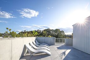 Exquisite 1-bed Apartment With Bay Views