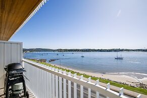 Exquisite 1-bed Apartment With Bay Views