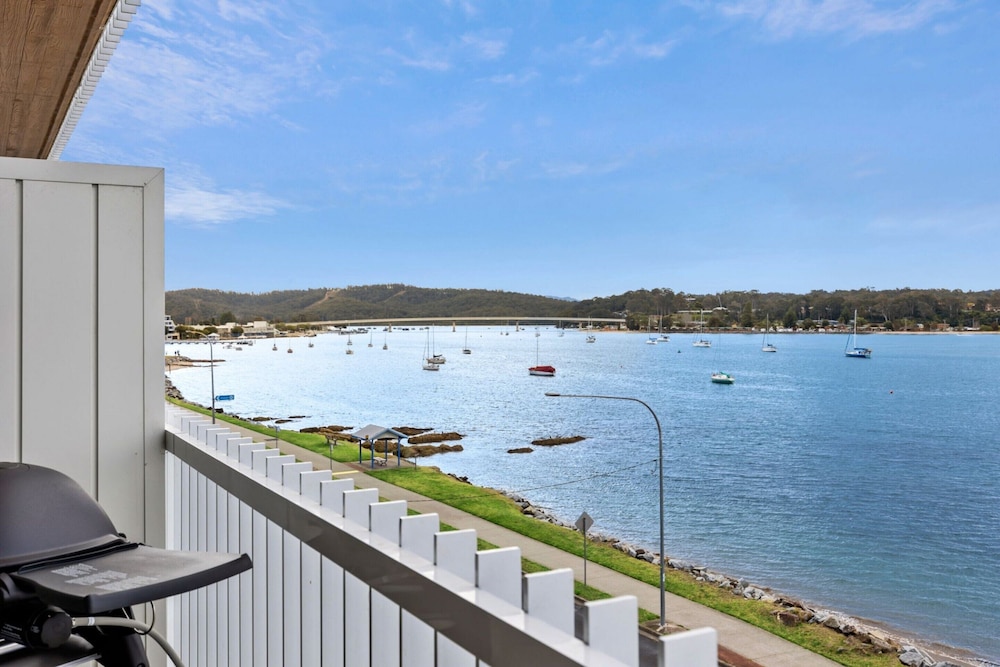 Exquisite 1-bed Apartment With Bay Views