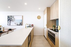 Exquisite 1-bed Apartment With Bay Views