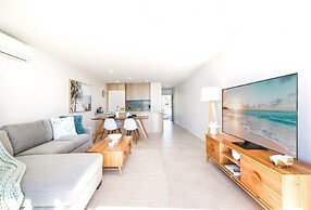 Exquisite 1-bed Apartment With Bay Views