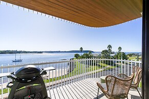 Exquisite 1-bed Apartment With Bay Views