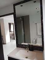 Large Corner Apt-1BR T1 207
