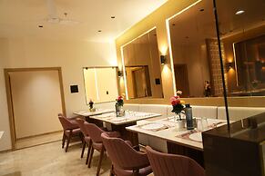 Hotel The Grand Om Krishna
