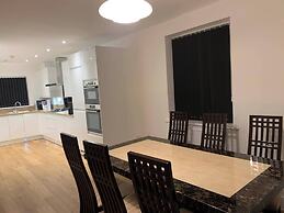4bed House - Direct Links Into Central London