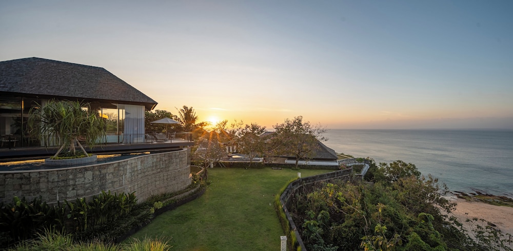By The Cliff Bali Villa