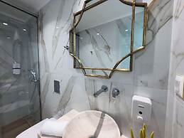 Deluxe Center Suites