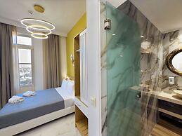 Deluxe Center Suites