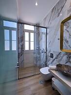 Deluxe Center Suites