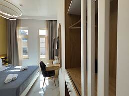 Deluxe Center Suites
