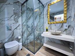 Deluxe Center Suites